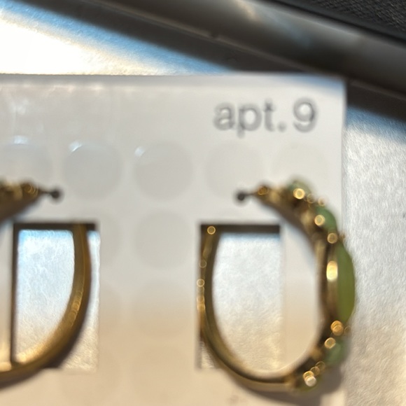 New vintage pair of gold with green stones earrings - Picture 6 of 6